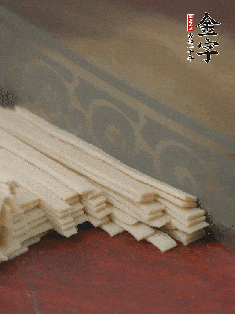 燉火腿期間，千張切細(xì)絲，白蘿卜去皮切細(xì)絲，蒜葉切細(xì)丁。