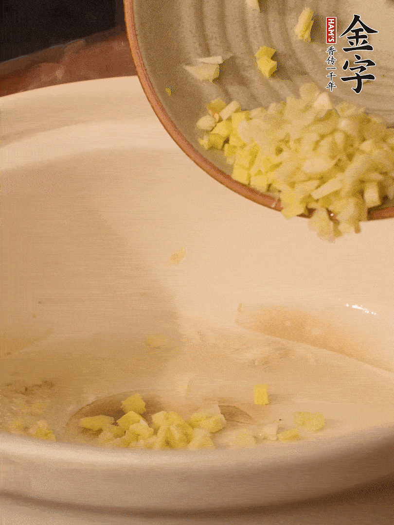 熱油下鍋，姜爆香。下冬瓜略微翻炒。
