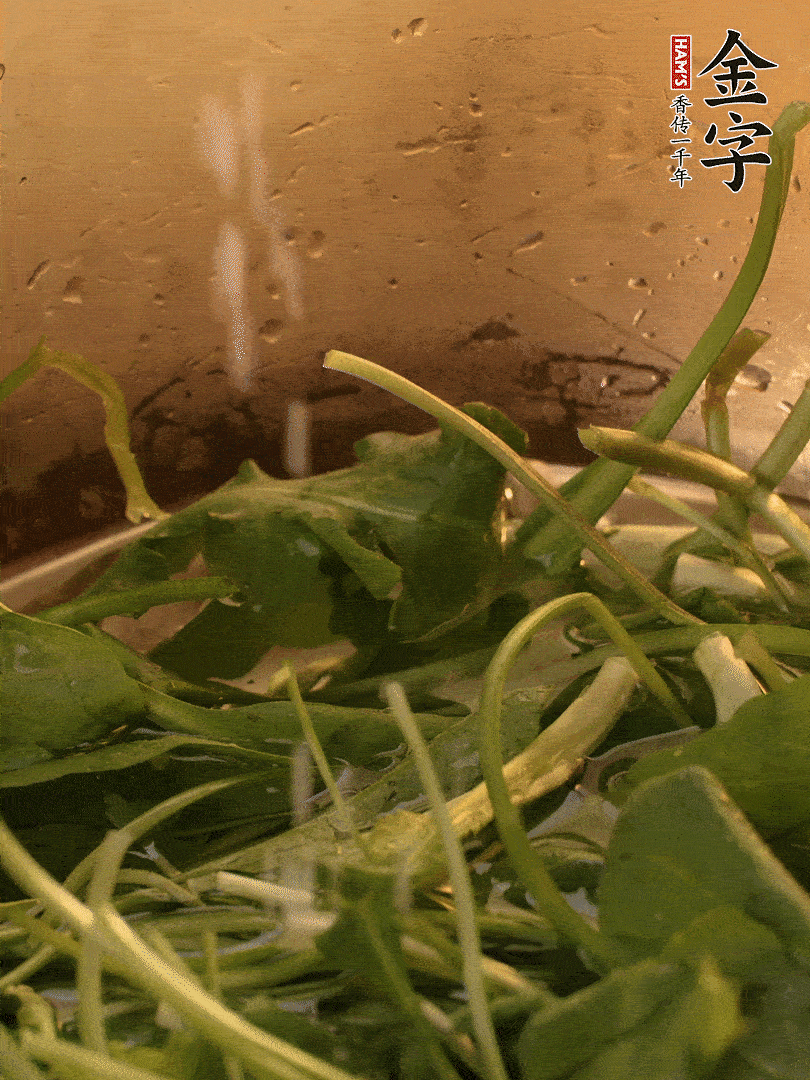 薺菜去掉根部，加小蘇打、鹽熱水沸騰燙軟。