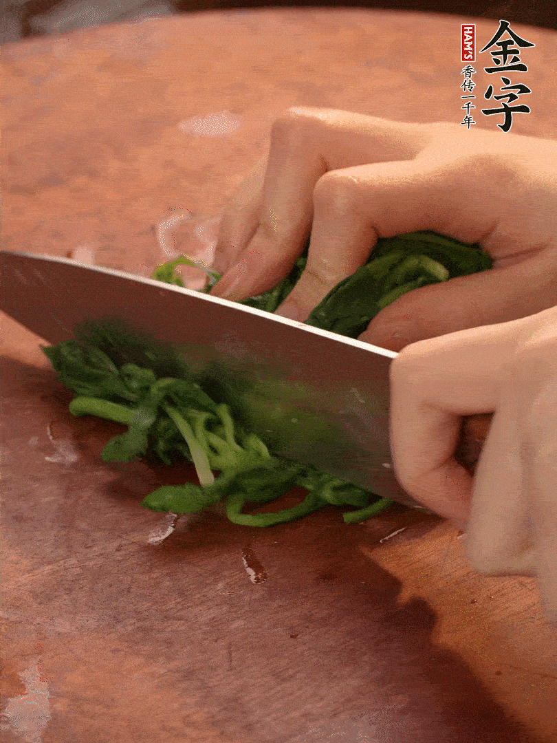 晾涼拽干水份，切碎備用。