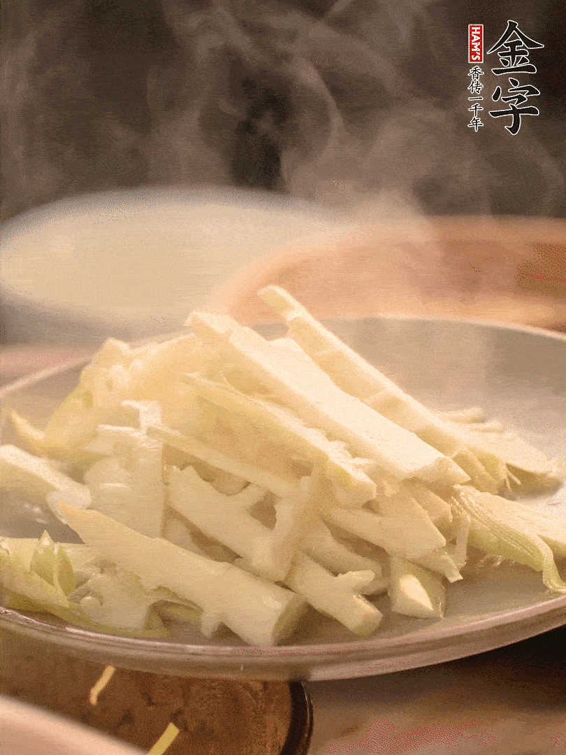 春筍切薄片，焯水去除澀味。