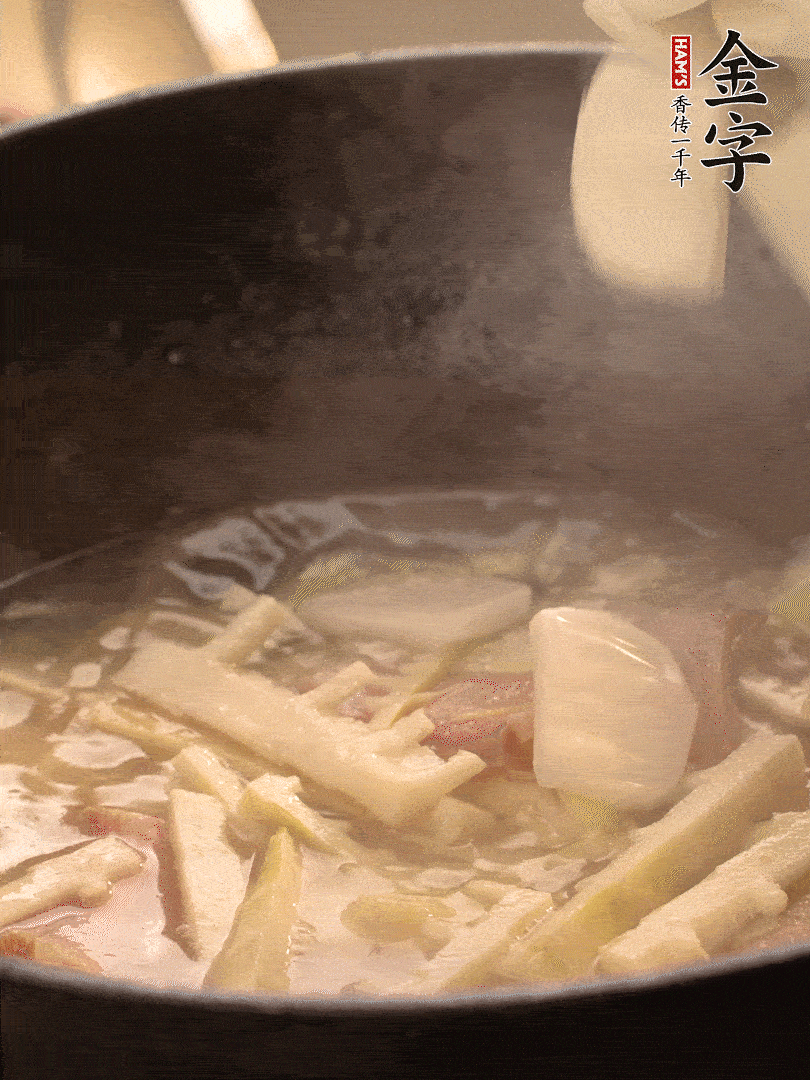 加一點(diǎn)開水后，放年糕燜2分鐘至軟。