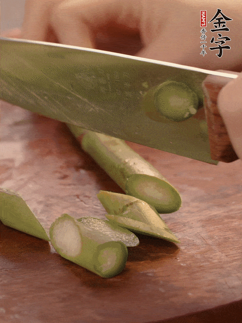 蘆筍去掉底部老的部分，斜切成段。白玉菇去掉根部，日本豆腐切成圓厚片。