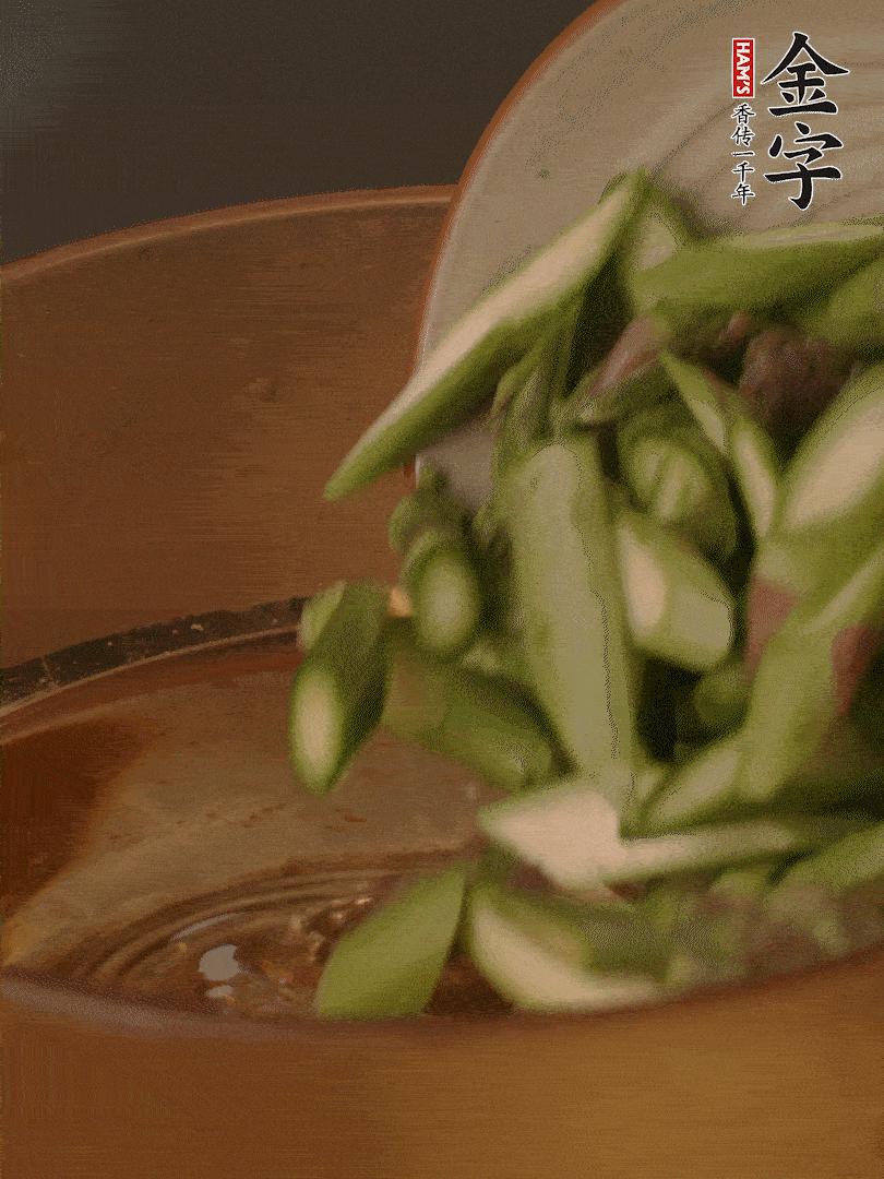 蘆筍、白玉菇焯水30秒備用。