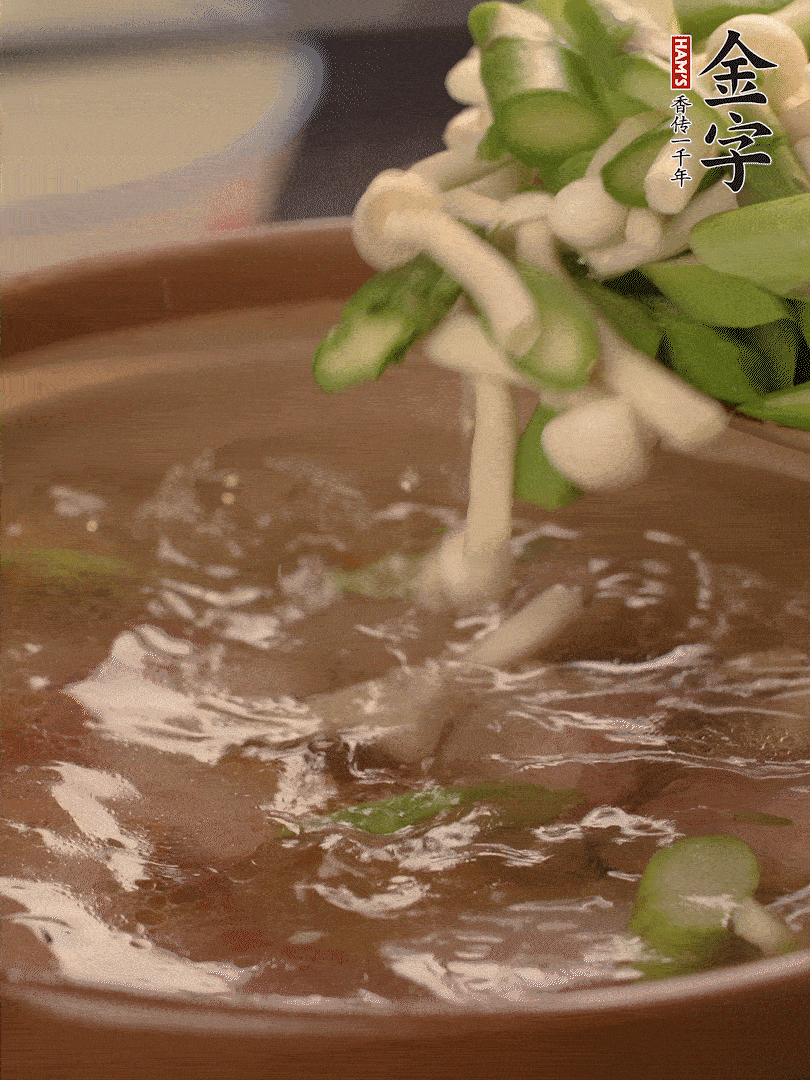 咸肉肥肉部分變透明時(shí)，加清水，放蘆筍、白玉菇大火煮開。