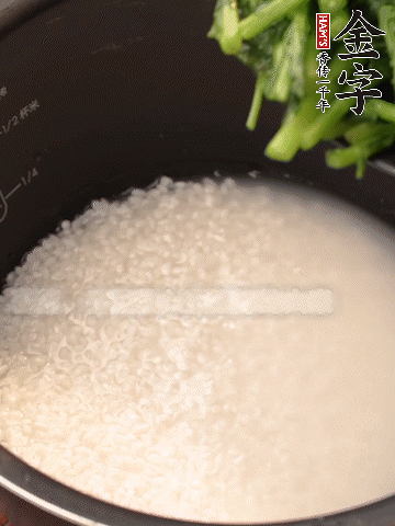 茼蒿、香腸放入浸泡好的大米，水沒過大米半指煮熟。