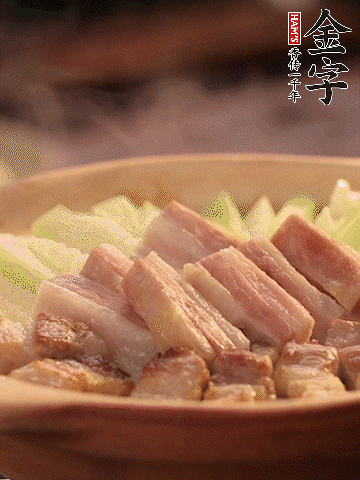 金字淡咸肉切條，焯水備用。