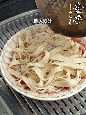 將料汁倒入食材中，改上保鮮膜蒸半小時(shí)。