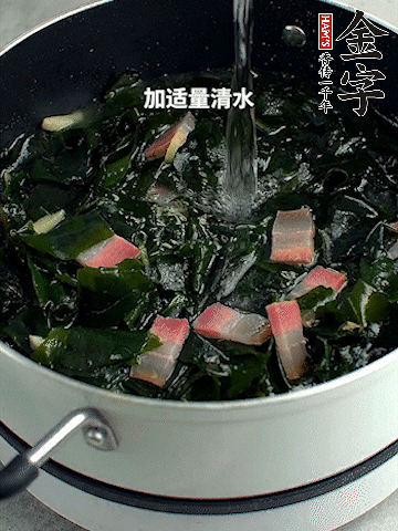 放入泡發(fā)好的裙帶菜翻炒一下，加適量清水燉煮。