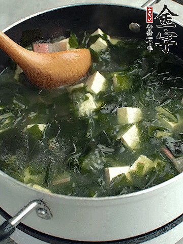 煮到沸騰后，再放入豆腐蓋蓋子煮3分鐘。