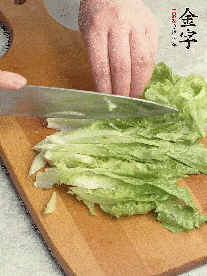 胡蘿卜、生菜、黃瓜切絲。