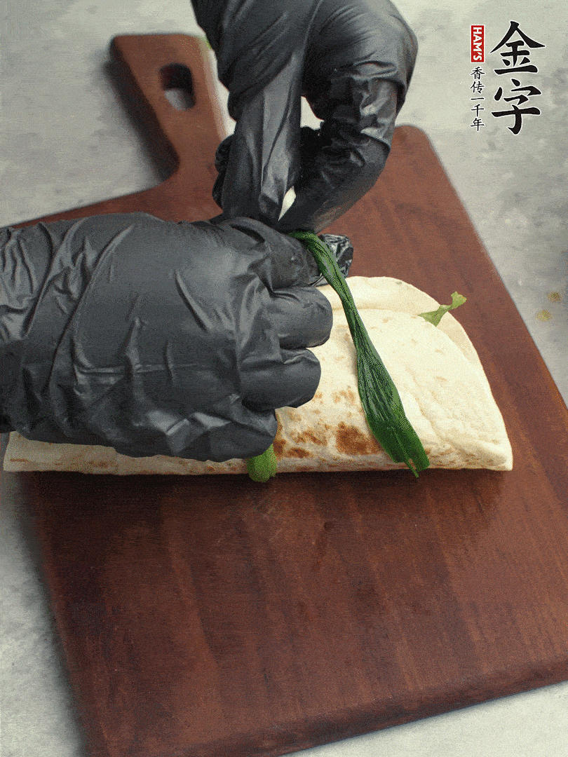 用焯過(guò)水的小蔥打結(jié)。