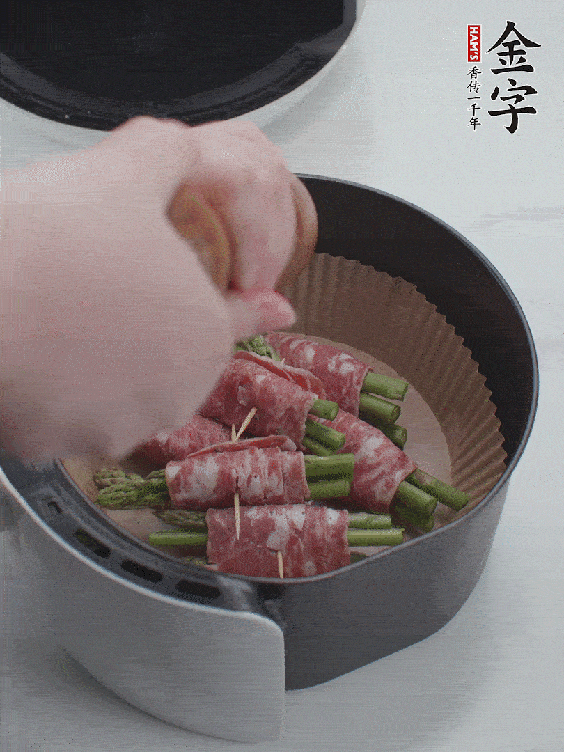在培根卷上撒點黑胡椒碎。