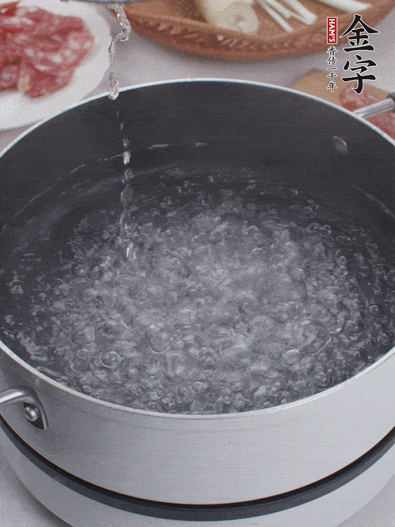 春筍去殼切片，焯水3分鐘。