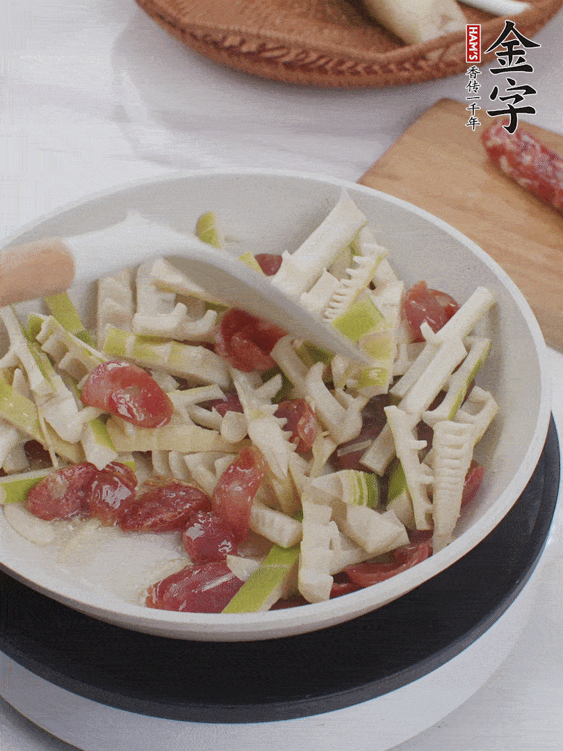 下春筍翻炒均勻，一小撮鹽調(diào)味。