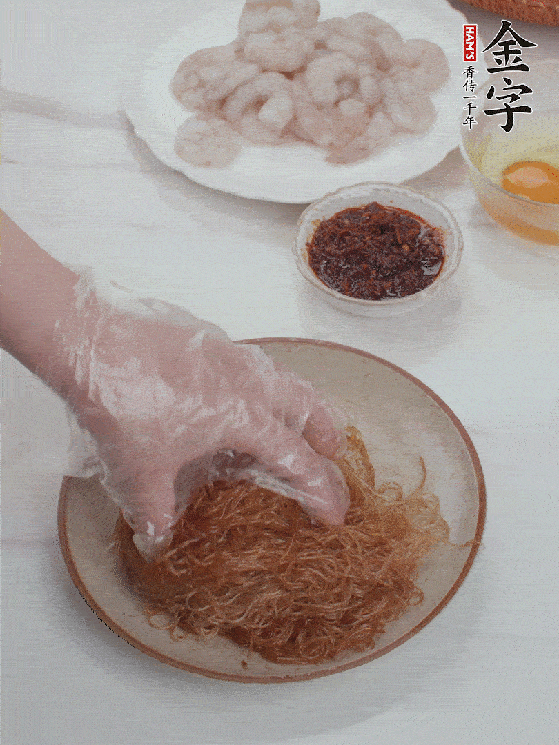 粉絲泡軟后，入沸水煮10秒，撈出后加1/2勺老抽、1/2勺食用油挑松。