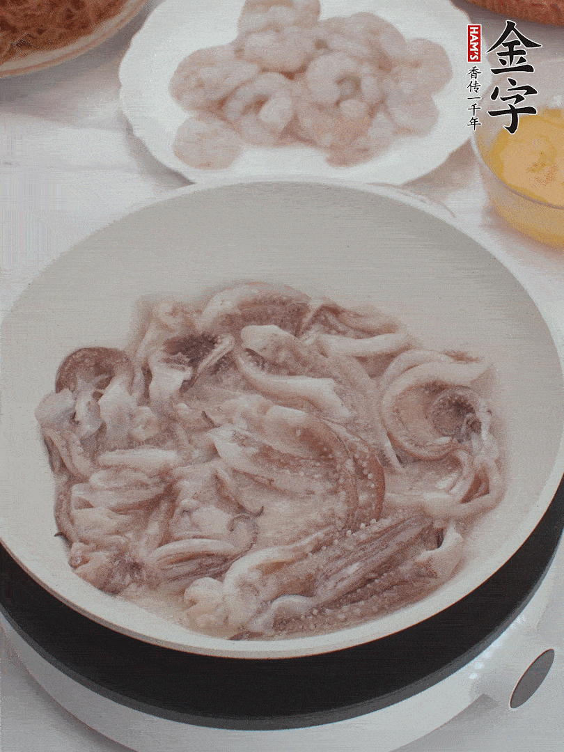 蝦仁、魷魚(yú)滑油，蛋液炒制半熟。