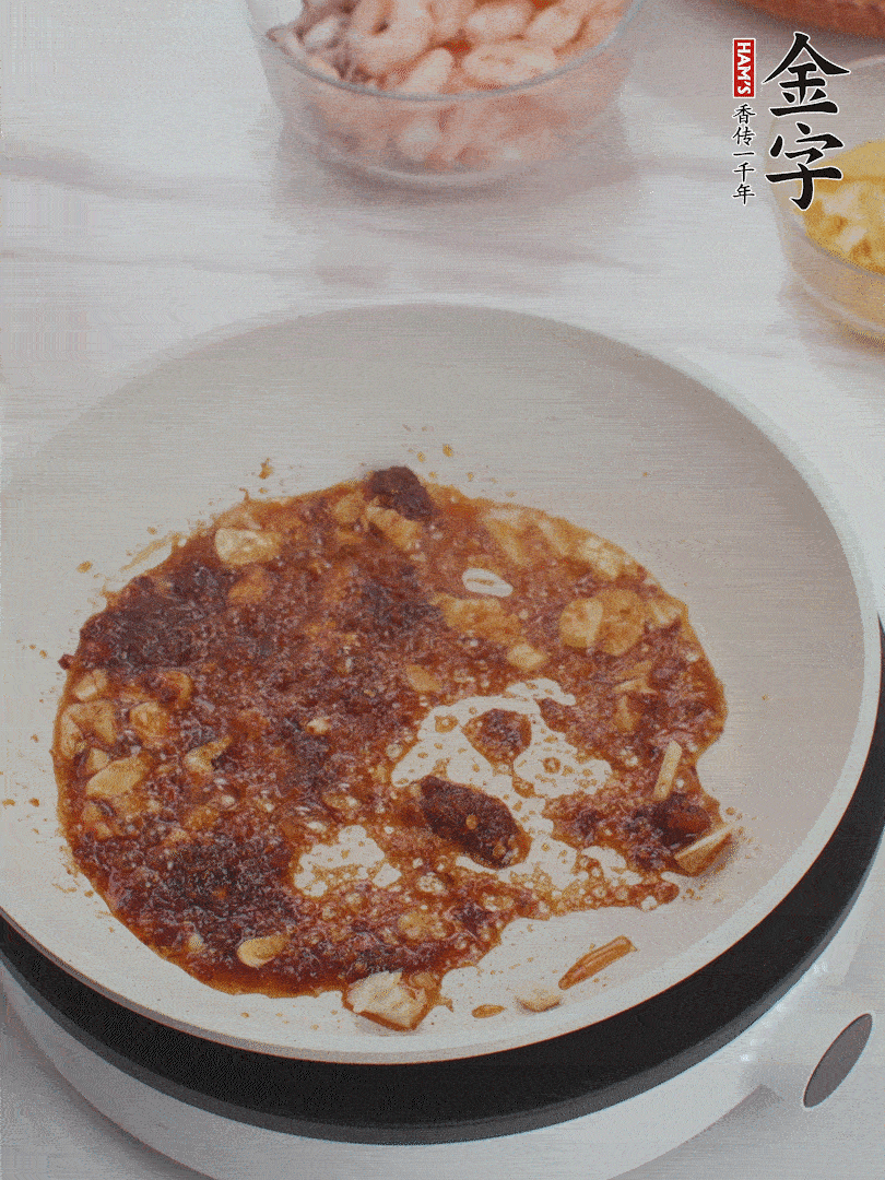 冷鍋熱油，1大勺金字火腿XO醬、蒜末炒香，倒粉絲一起炒。