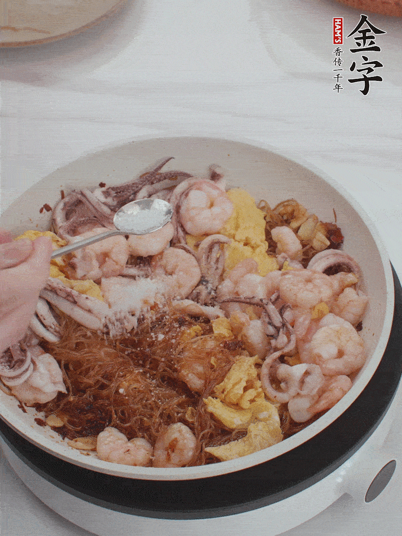 加雞蛋，蝦仁，魷魚(yú)混合。