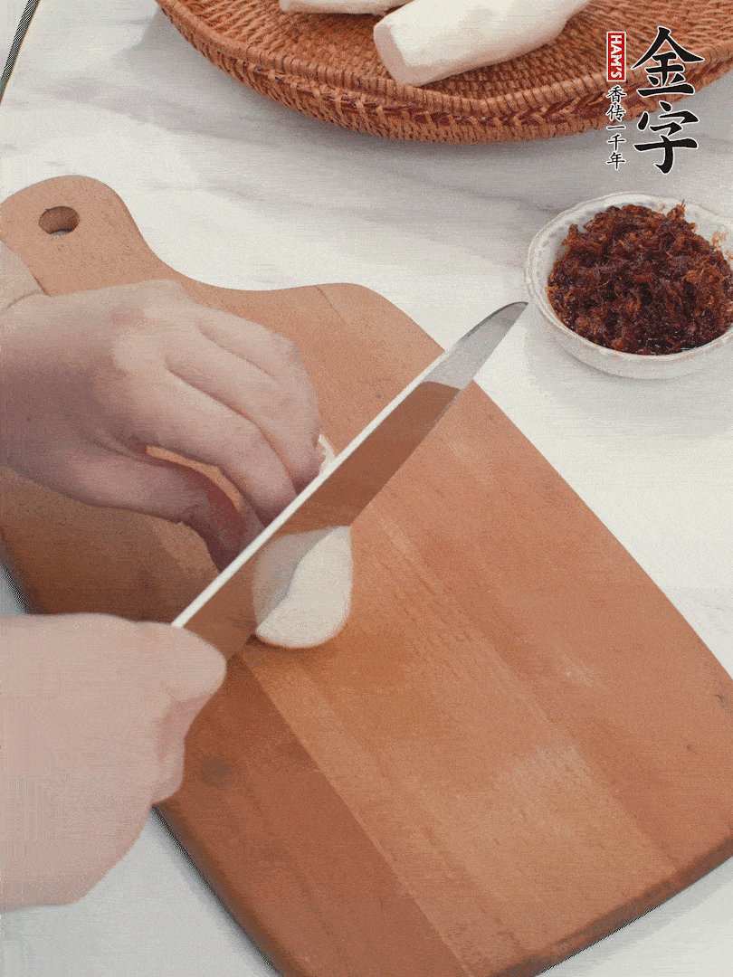 茭白剝殼，洗凈后切滾刀塊。