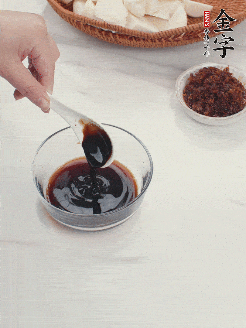 將生抽、老抽、黃酒和白砂糖在小碗里調(diào)成味汁。