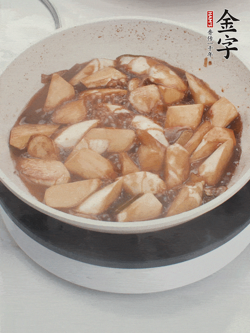 待茭白煸到微微發(fā)黃加入調(diào)好的味汁翻炒。加一小碗清水蓋蓋子燜3-4分鐘。