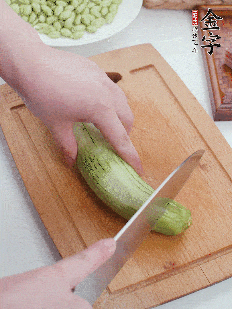 絲瓜去掉外皮，去掉兩端，切成滾刀塊。