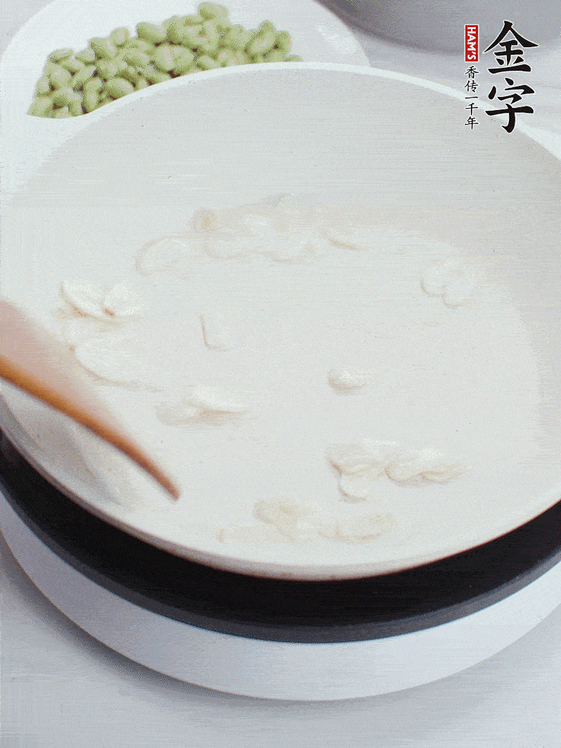 金字淡咸肉煮15分鐘，撈出切片。油5成熱時(shí)，蒜末、咸肉爆香。