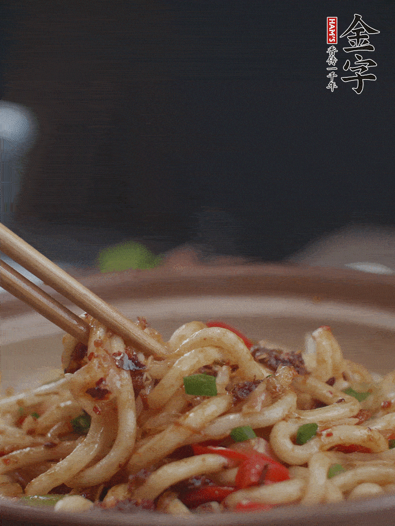 一小撮鹽調(diào)味。最后可以點(diǎn)綴香蔥段。