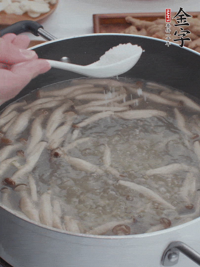 1勺鹽、一點(diǎn)胡椒粉調(diào)味。