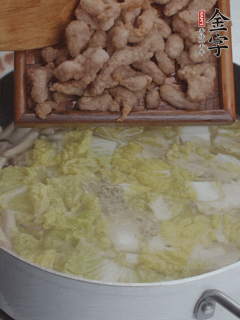 水開后煮10分鐘，下娃娃菜、小酥肉煮3分鐘。