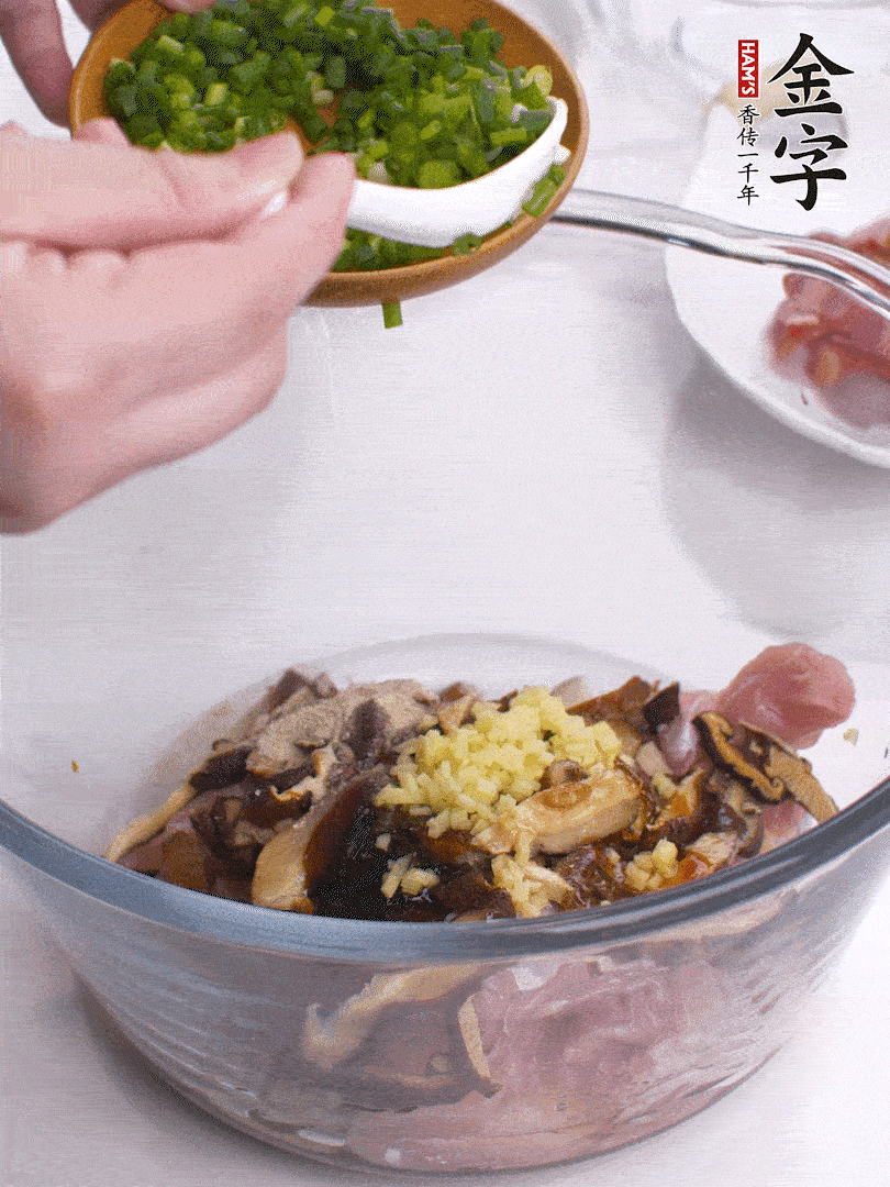 雞肉、香菇混合，加清水1/3杯、料酒1勺、蠔油1勺、鹽1勺、糖1/4勺、白胡椒1/4勺、食用油1勺、香油1/4勺、姜末、蔥花，攪拌均勻腌制2小時(shí)。
