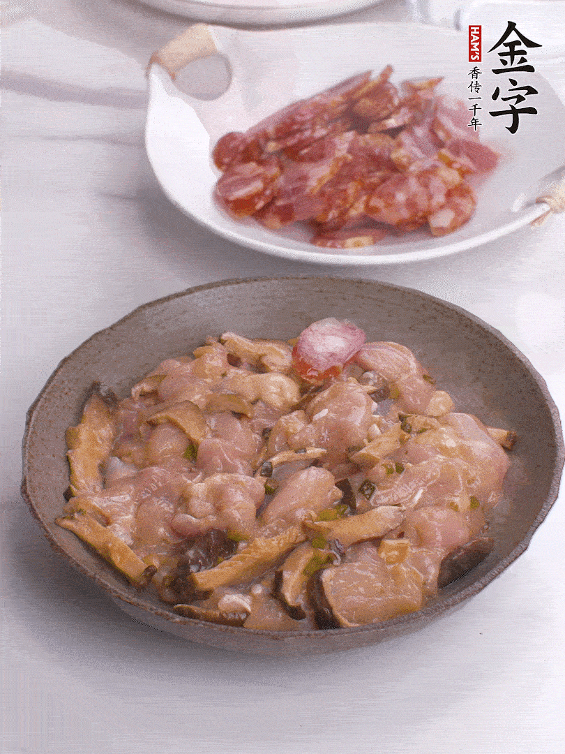 腌制后，雞肉中加淀粉1勺，頂部碼上香腸片。