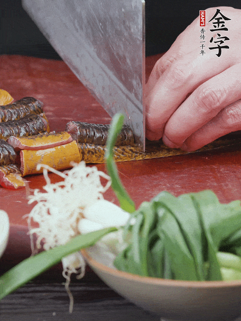 黃鱔去內(nèi)臟洗凈，切花刀斬段。沸水下鍋，加黃酒焯水去血沫。