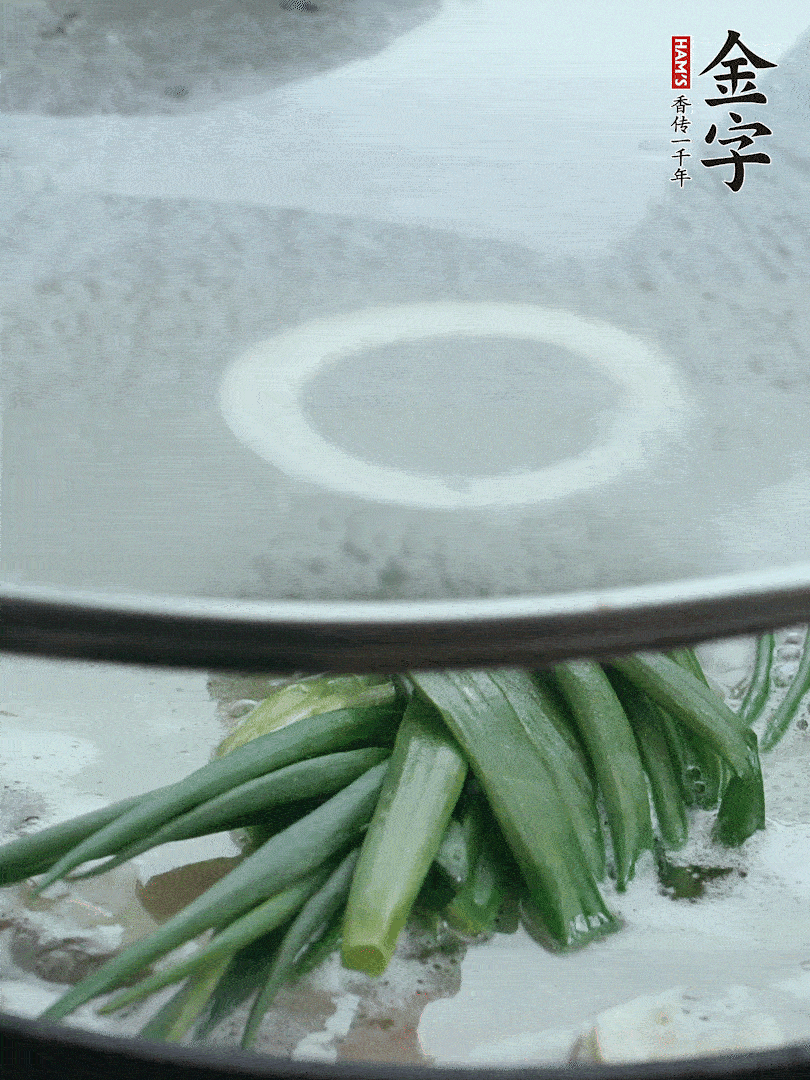 加蔥結(jié)去腥，大火開后中火燒20分鐘。