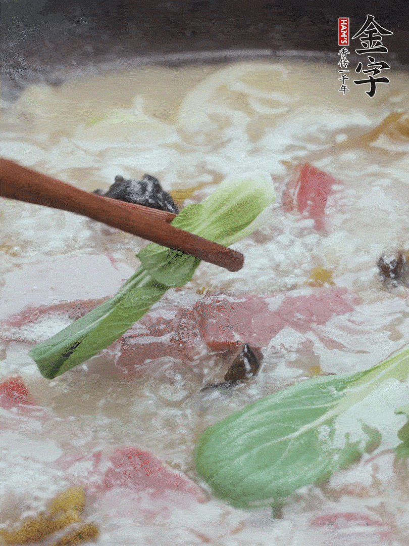 撈出蔥結(jié)，小菜心點綴。