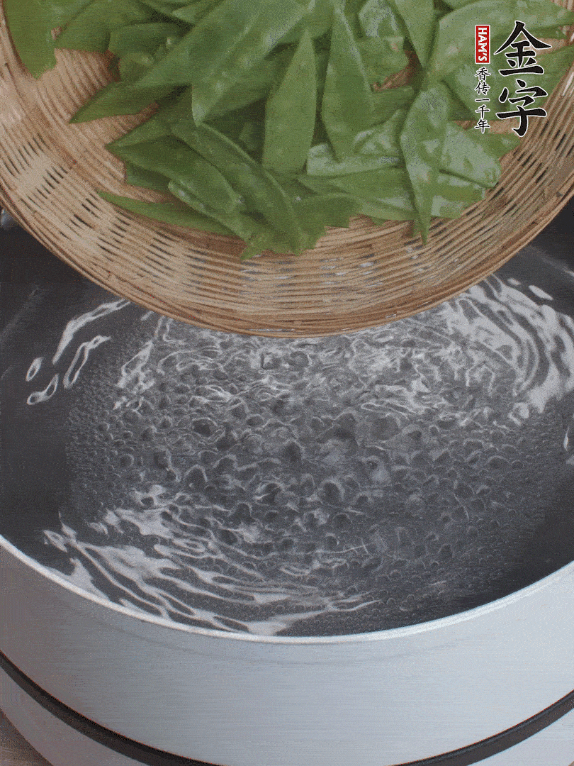 甜豆莢撕掉老筋，斜切兩半，焯水1分鐘。