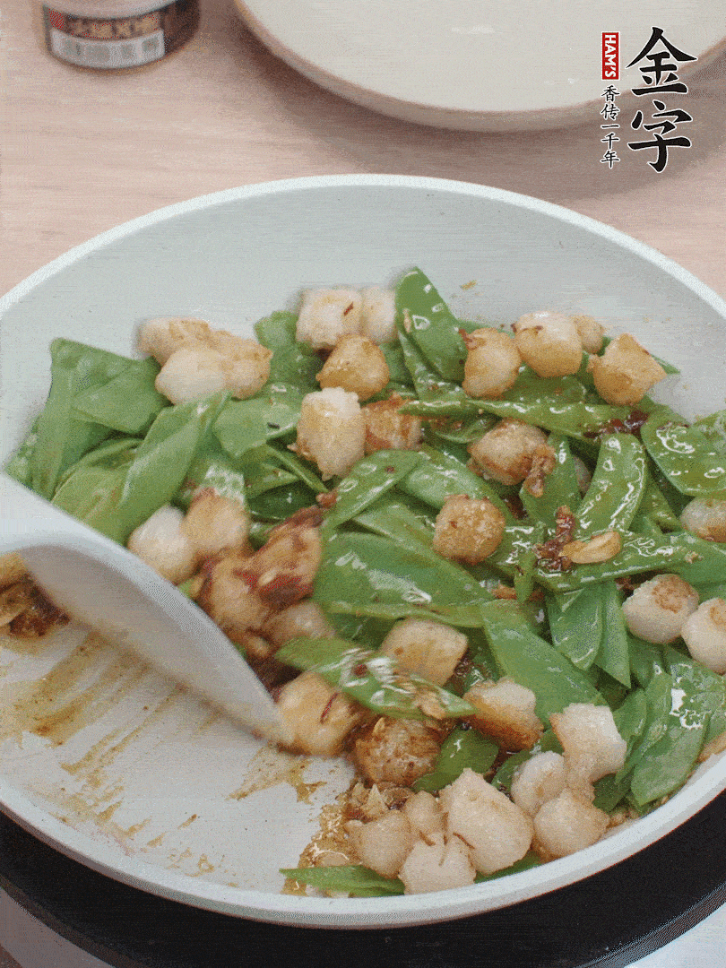 下甜豆莢、鮮貝輕輕翻炒均勻。