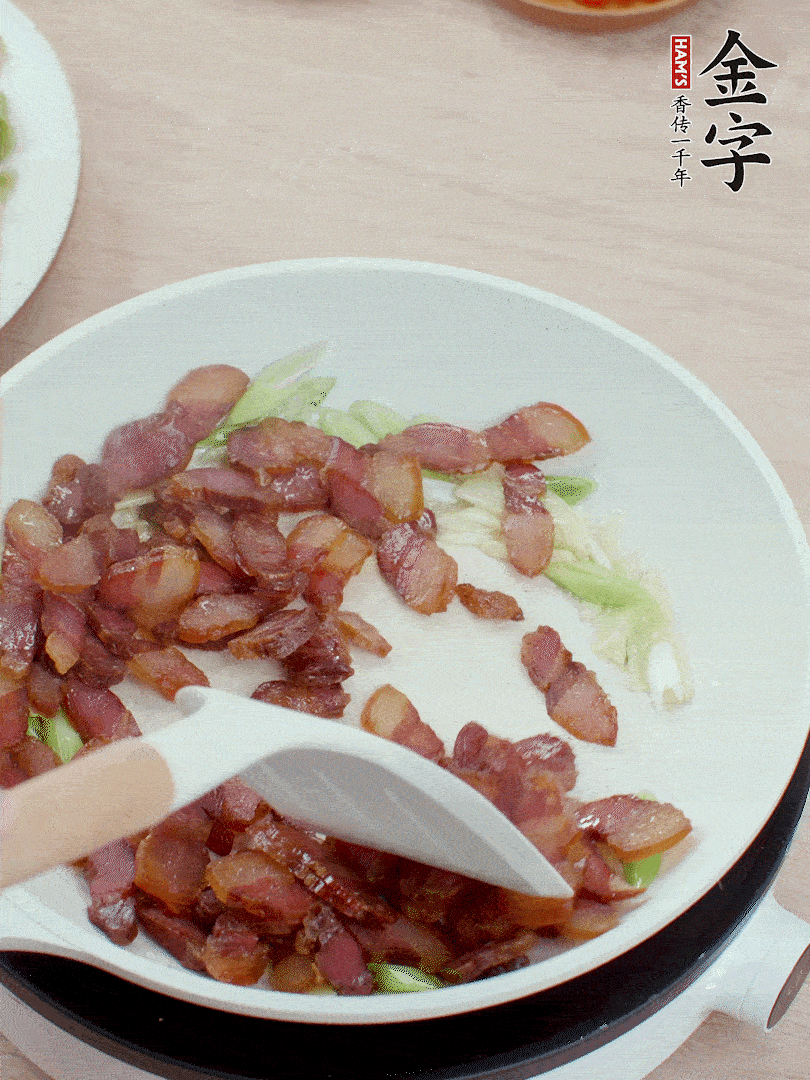 鍋中少許油，姜、蒜白爆香，下臘肉煸出油脂。