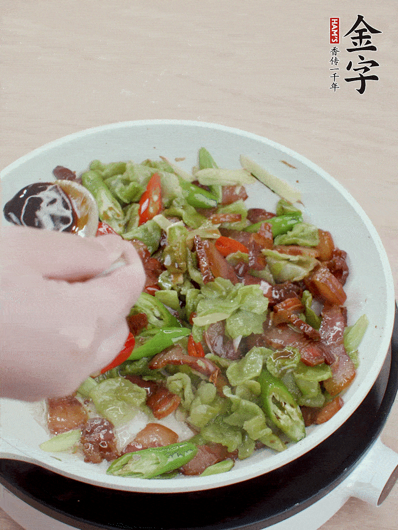 2勺生抽調味，最后撒蒜葉。