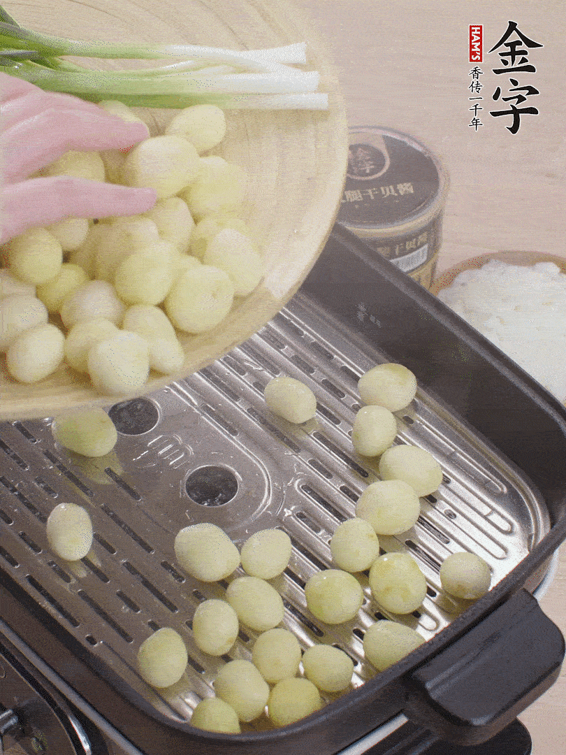去皮小土豆蒸熟。