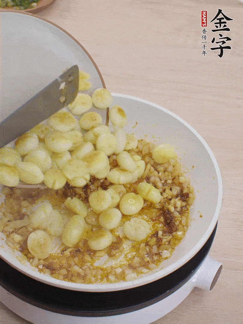 下小土豆翻炒均勻。