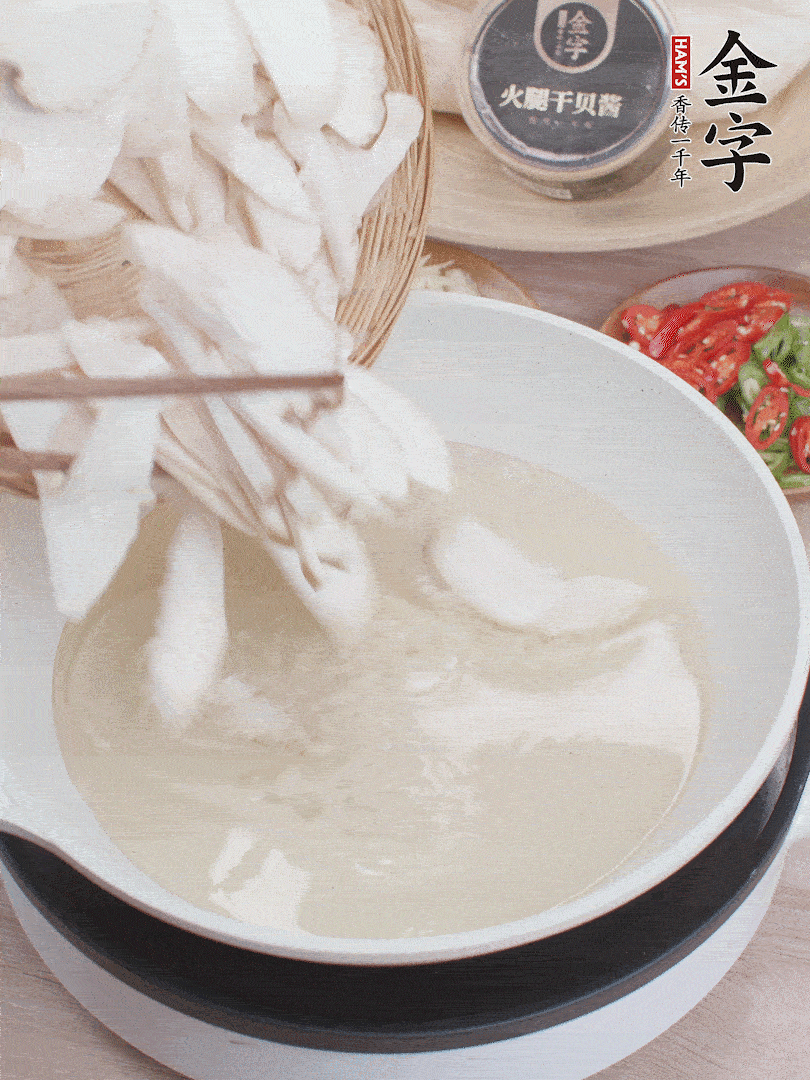 杏鮑菇切成片，油溫7層熱炸2分鐘。