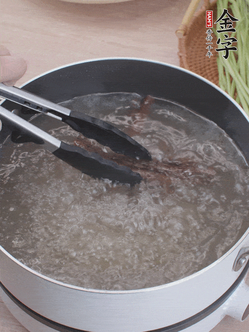 金字醬油肉下鍋煮10分鐘，切薄片。