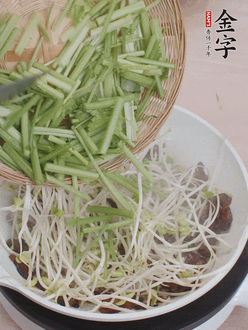 下豆芽、香芹翻炒均勻。
