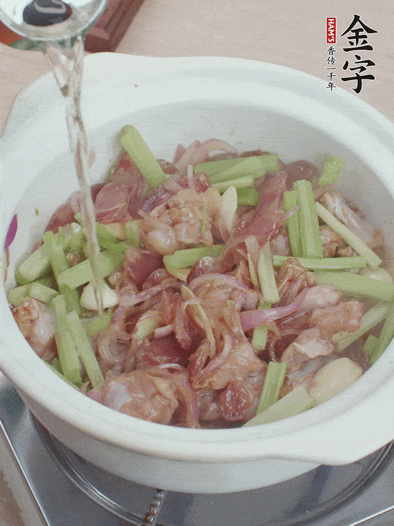 牛蛙變色后，淋點啤酒，加蓋后調(diào)小火燜10分鐘。