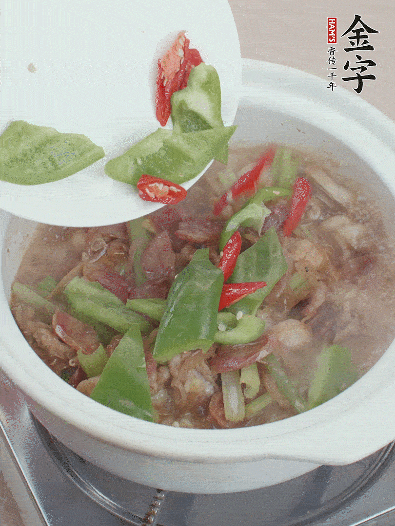 下綠菜椒，翻炒1分鐘。