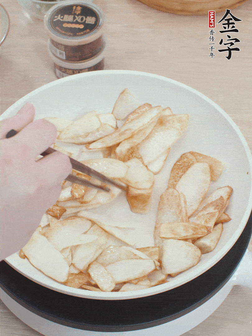 鍋中熱油，山藥煎至兩面金黃。