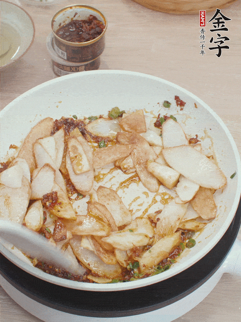 下山藥炒勻，撒蔥花。