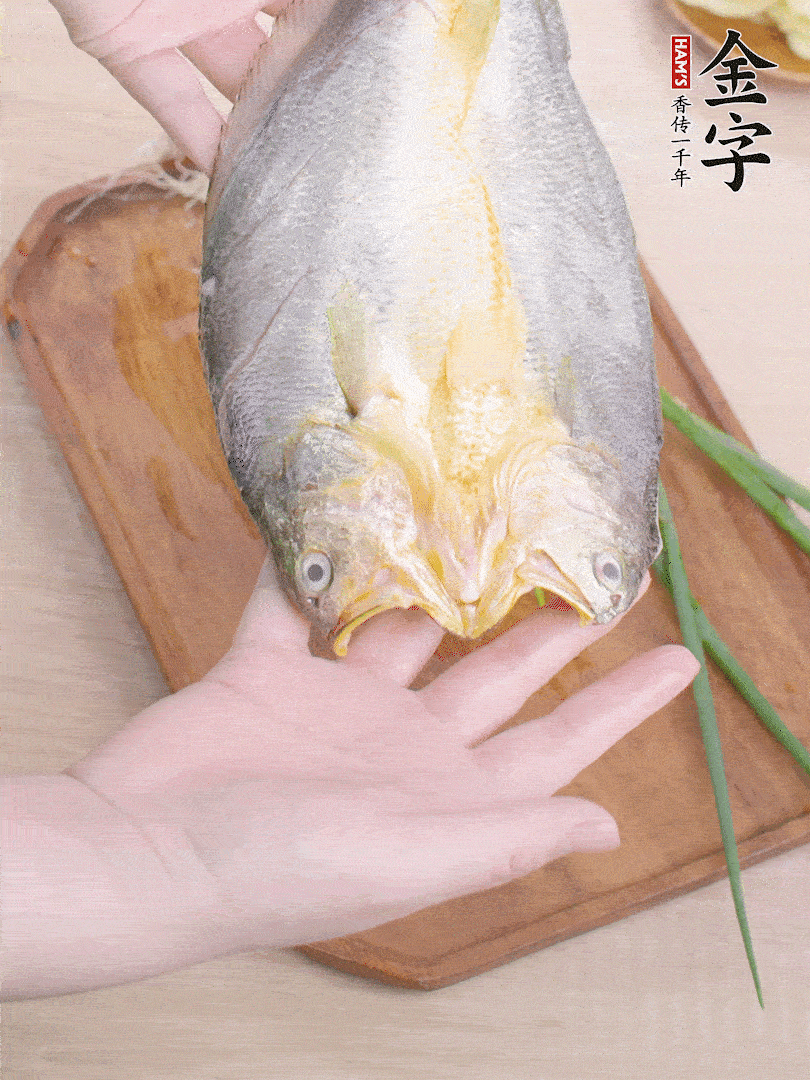 黃魚背部開刀，洗凈切花刀。適量鹽涂抹魚身兩面。